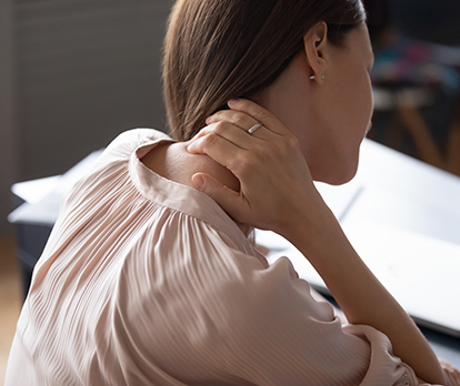 Πως η τηλεργασία προκαλεί  αυχενικό σύνδρομο και  οσφυαλγία